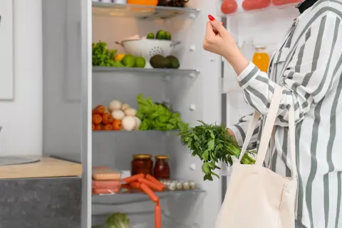 妻が「節約のために冷蔵庫の温度を最強から弱にした」と言います。たしかに電気代は少し下がったようですが、飲み物が冷えていない気がします。ここまで我慢して光熱費を削る意味はあるのでしょうか？