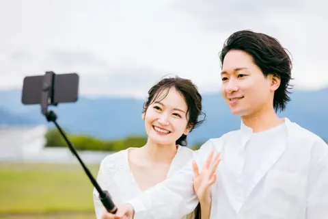暖かくなったら、夫婦で旅行へ。今のうちにスマホ代を見直して「y.u mobile」で節約しよう