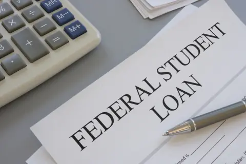 息子が「奨学金300万円」借りる予定ですが、友人に「子どもに借金させるなら教育ローンにしたら？」と言われました。実際“返済総額”はどれだけ違いますか？ 借金なら親が負うべきでしょうか？