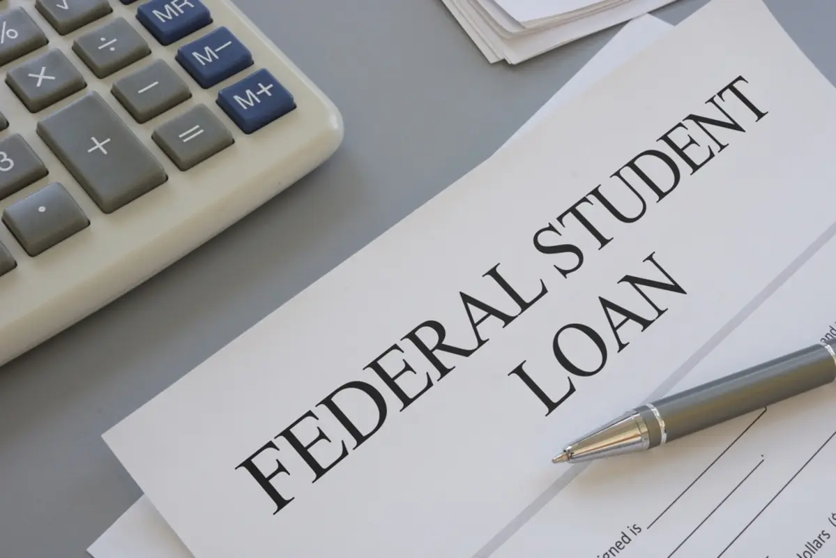 息子が「奨学金300万円」借りる予定ですが、友人に「子どもに借金させるなら教育ローンにしたら？」と言われました。実際“返済総額”はどれだけ違いますか？ 借金なら親が負うべきでしょうか？