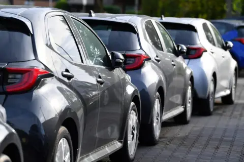 日本車は海外で高値がつくと聞きました。個人で海外に売ることは可能でしょうか？業者を通さないと難しいですか？