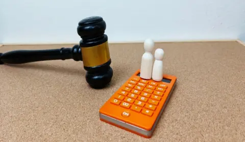 父の財産「4000万円」を兄と2人で相続すると非課税？ 相続税が課される条件は何？