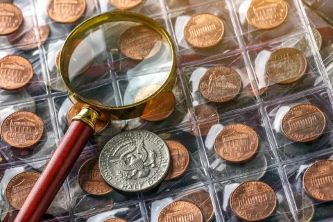 祖父の家から東京オリンピック100円銀貨が出てきました。プレミア価値はありますか？ 古銭屋とフリマアプリ、どっちが高く売れるでしょうか？