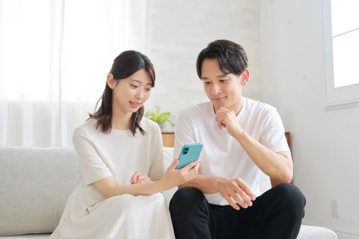 新生活を始めるカップル必見！恋人と「y.u mobile」に変えると、可処分所得はどれくらい増える？