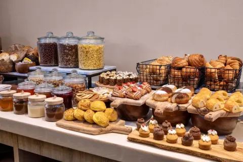 出張先のホテルで「朝食付きプラン8000円」は承認されたのに、なぜか「ホテル代7000円＋コンビニ朝食1000円」は却下された！ どちらも“必要経費”なのにナゼ？ 経費精算の謎ルールとは