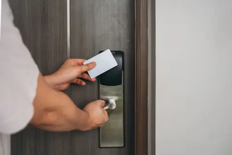 ホテルで「ルームキー」をなくて“2000円”請求されました…カード状でそんなに“高い”と思えないのですが、本当に払う必要はあるんですか？「鍵交換にかかる費用」とは