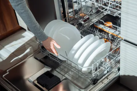 「食洗機は絶対つけた方がいい」と言われました。でも安い買い物じゃないし正直迷っています…電気代や水道代も含めて本当に元は取れるのでしょうか？