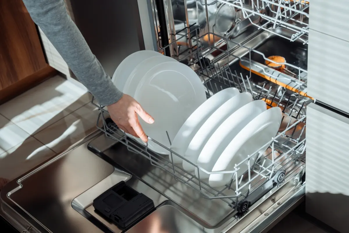 「食洗機は絶対つけた方がいい」と言われました。でも安い買い物じゃないし正直迷っています…電気代や水道代も含めて本当に元は取れるのでしょうか？