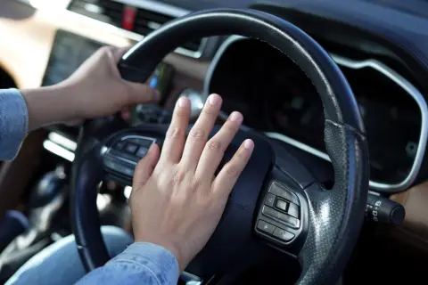 青信号になっても前の車がなかなか動かず、クラクションを鳴らしました。この行為だけで反則金を取られる可能性はあるのでしょうか？