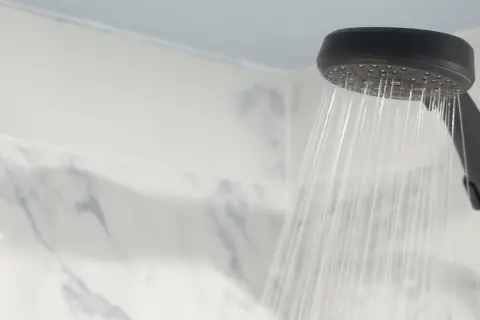 一人暮らしで毎日湯船に浸かっていたら、水道光熱費が「2万円以上」に！ シャワーだけにした場合、料金はどのくらい変わるのでしょうか？