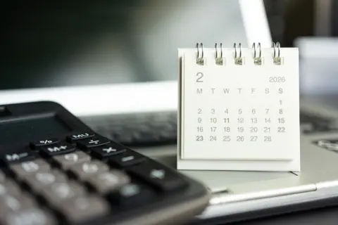 確定申告の期限を過ぎてしまいました。申告が遅れた場合、すぐに罰金のようなお金を払わなければならないのでしょうか？