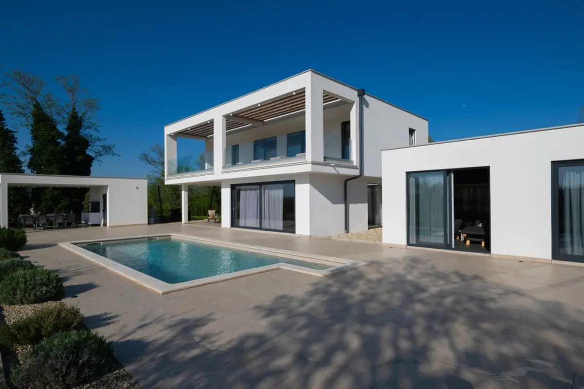 別荘を「国内に2つ、海外に1つ」所有していますが、子どもたちから「維持費は大丈夫？」と心配されます。信託で売却のタイミングや使い方まで決めてしまうのはよくないのでしょうか？