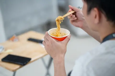 同僚は「お金がない」と言いながらランチは“カップ麺・菓子パン”です。正直「自炊すれば安い」と思いますが、難しいのでしょうか？ サラリーマンの“ランチの実態”とは