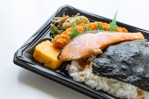 年金15万円の一人暮らしです。妻が亡くなり自炊ができず、コンビニ中心で食費が月5万円前後です。年金生活では使いすぎでしょうか？