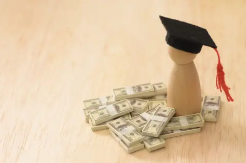 大学進学で「奨学金240万円」借りたわが子。返済は“月1万円”でも、利率変動で「総額270万円超」になると聞き不安です。本当に返済できるのでしょうか？ 利率の影響を確認