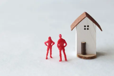 実家で両親と同居のため“二世帯住宅”への建て替えで2000万円のローンを組んだ兄。両親が亡くなった際の相続対象は「土地のみ」になりますか？