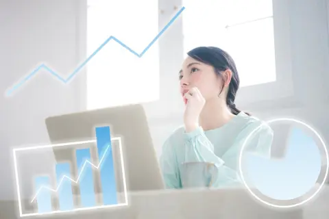 46歳、年収500万円未満です。老後資金が不安でiDeCoとNISAを検討中ですが、どちらを優先するべきですか？