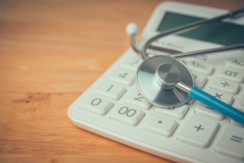 医療費が1ヶ月で「18万円」かかりました。”高額療養費制度”を使えばかなり戻るはずですが、実際はいくら返ってくるのでしょうか？