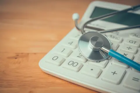 医療費が1ヶ月で「18万円」かかりました。”高額療養費制度”を使えばかなり戻るはずですが、実際はいくら返ってくるのでしょうか？