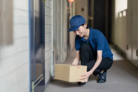 置き配指定にしていた荷物が玄関前から盗まれた！ ショップや配送業者から返金や補償は受けられるのでしょうか？