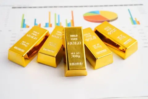 純金積立を「10年前から毎月1万円」続けていた同僚に、今の資産額が“投資開始から約3倍”と聞いてビックリ！ 今から金（ゴールド）を買うのはもう遅い？ 金価格の推移も確認