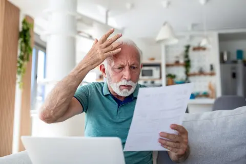 年金額を確認したら「月15万円」で驚きました…。「月20万円未満」の人はどれくらいいるのでしょうか？ 老後も働き続けないと厳しいですか？