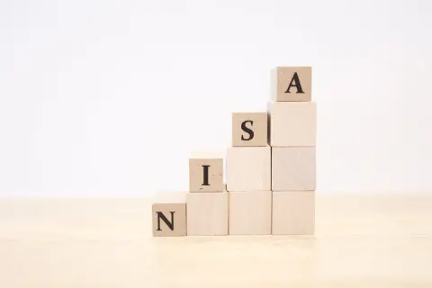 児童手当をNISAで運用したいのですが、妻は「元本保証じゃないのは不安」と反対…。高校卒業まで手をつけない予定ですが、投資に回すのはナシでしょうか？