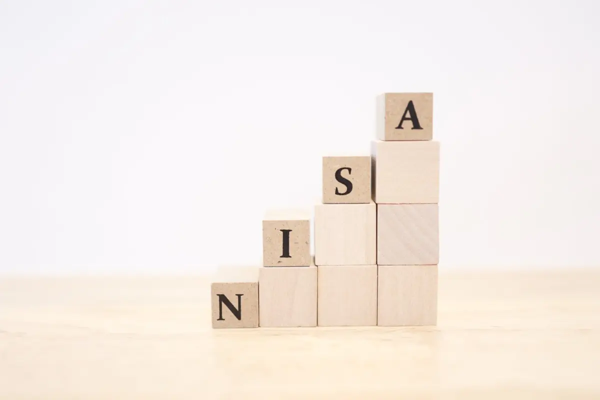 児童手当をNISAで運用したいのですが、妻は「元本保証じゃないのは不安」と反対…。高校卒業まで手をつけない予定ですが、投資に回すのはナシでしょうか？