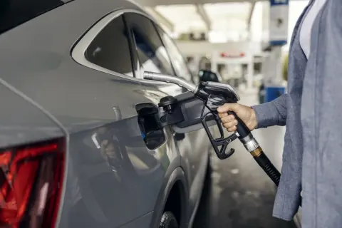 夫は「ガソリンが1円安い」と“往復10km”のガソリンスタンドまで給油に行きます。物価高とはいえ「往復のガソリン代・手間」も考えると、近所のほうが得ですよね？ 損益分岐点を確認