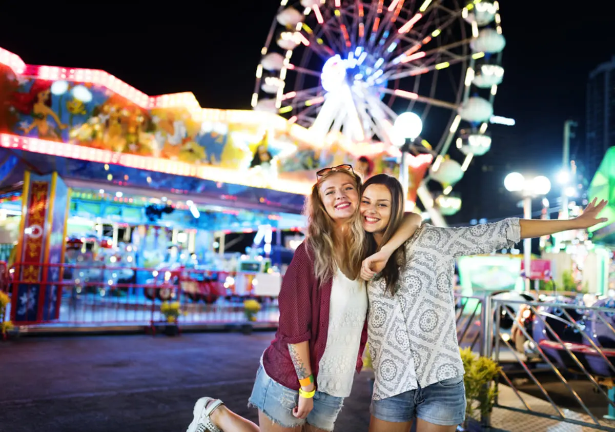 娘が“中学の卒業旅行”でディズニーへ行く予定です。「お小遣いで2万円いる」と言いますが、さすがに多すぎですよね？“チケット代は含まない”そうですが、今ってそんなに高いんですか？