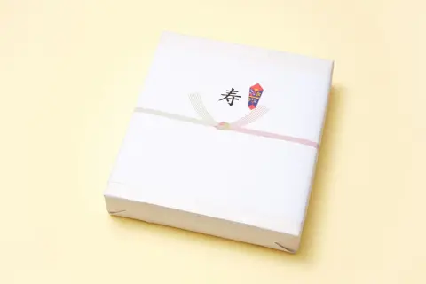 義姉に「入学祝い返さないなんてケチ」と言われていたことが発覚！ お祝いって“半返し必須”なんですか？ こちらもお祝いを送って「お互い様」と思っていたのですが、非常識だったでしょうか？