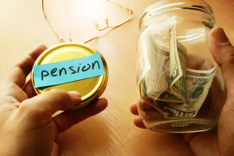 両親の年金は2人合わせて「9万円」ほどで、生活が苦しいと言っています。うちの両親の年金は特別少ないのでしょうか？