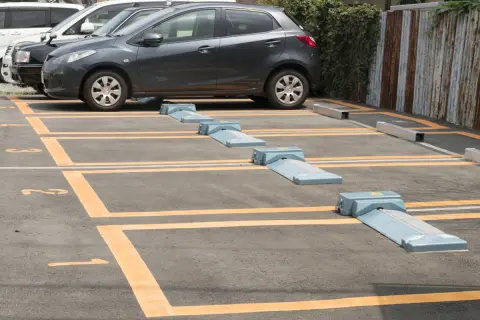 コインパーキングに停めたあと、少し車を出して「再入庫」すれば安くなる？ ルール上問題ないのでしょうか？