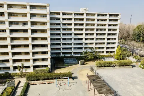 「都営住宅」の駐車場で、“新車で850万円以上”はするらしい「キャンピングカー」を発見！ 駐車枠からはみ出すぐらい立派な車でしたが、私と同じ「団地暮らし」でも持てるものなの？