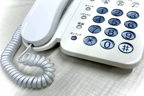 固定電話の“基本料金改定”で、負担が「年2万円以上」に!? 実家の両親は“スマホを持ってる”ので「解約すべき」ですか？ 設置し続けるメリットはあるのでしょうか？