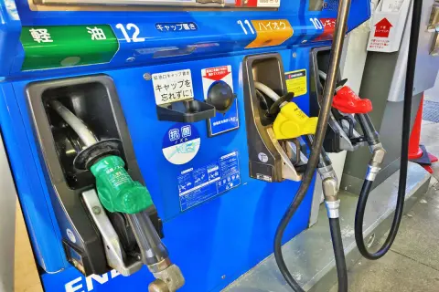 先月は一時「ハイオク200円」「20リットル制限」になり焦り…！ 3月下旬には戻りましたが、今後また“給油制限”になるでしょうか？ 3月からの「ガソリン価格事情」を確認