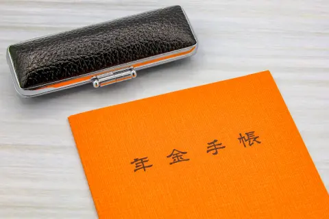 私の年金は「30万円」なのに、友人は「50万円以上」振り込まれると聞きうらやましい！ 私が“平均より少ない”だけですか？ 高額受給者はわずか2.3％だけ…現役時代の年収も確認