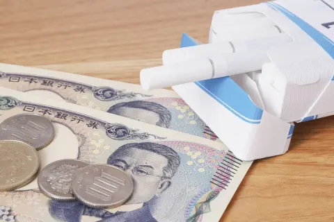 4月から「たばこ税」増税で、愛用のメビウスが「520円→550円」に値上げ！ 妻は「禁煙すればベンツが買える」と言いますが“1日1箱×30年”で高級車は買えますか？ 紙巻・加熱式の税率も確認