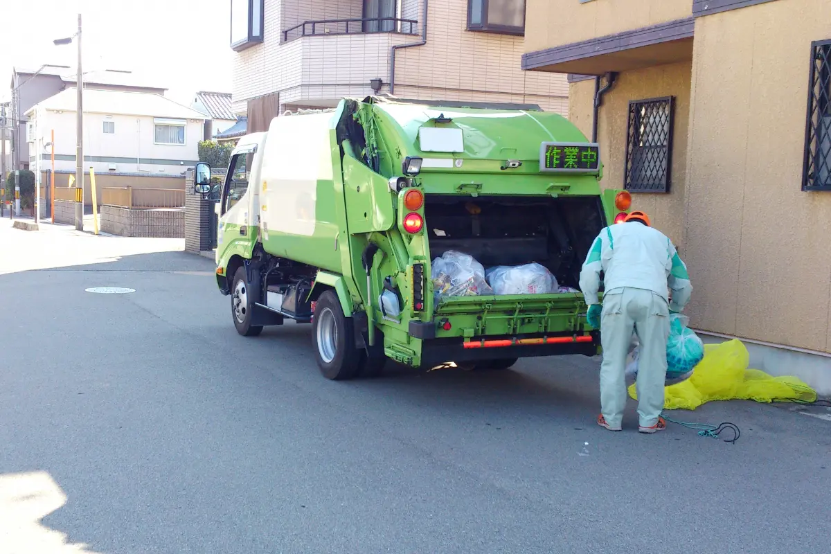 4月から「ごみ収集作業員」として区役所に就職した甥。公務員なら「年収400万円」はもらえますか？ 今後“ごみ袋収集有料化”になれば、好待遇・高収入の仕事になるのでしょうか？