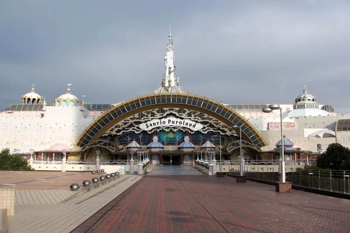 家族3人で年2回「サンリオピューロランド」に行くわが家。株主になり“10万円投資”して「テーマパーク共通優待券」を年2枚・配当金を受け取ると、チケット何枚分お得になりますか？