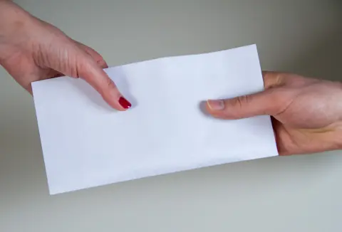 社会人になってから実家に月3万円入れています。先日結婚したのですが「貯めておいた」と親から300万円近く受け取りました。税金はかかりますか？