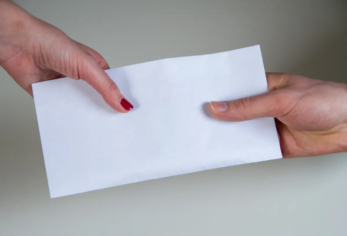 社会人になってから実家に月3万円入れています。先日結婚したのですが「貯めておいた」と親から300万円近く受け取りました。税金はかかりますか？