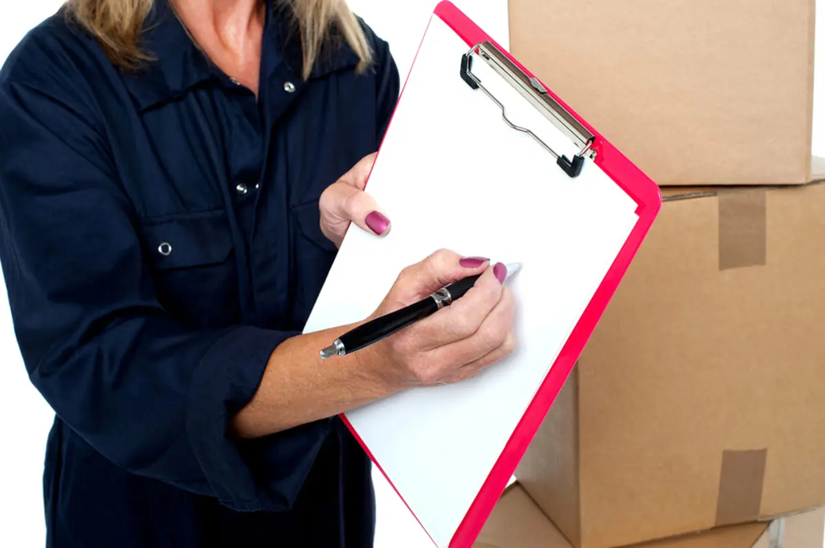 賃貸を退去したら「壁紙張り替え3万円」を請求された！ 普通に住んでいただけでも全額払う必要はありますか？ 原状回復ルールを確認