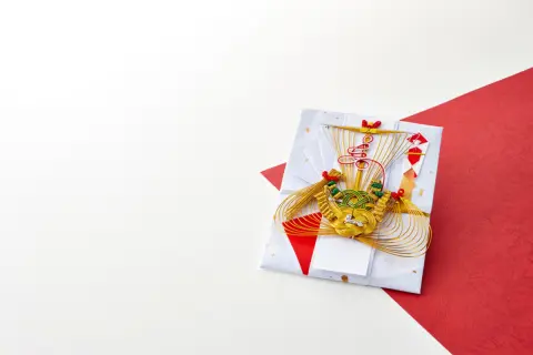 結婚式を挙げる友人が「挙式だけ来てくれればいい」と言ってくれました。披露宴には出ないのですが、ご祝儀はどのくらい包むべきなのでしょうか？