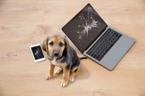 業務中に会社から貸与されたPCを誤って落とし、破損してしまいました。「自己負担になる」と言われたのですが、本当に弁償する義務はあるのでしょうか？