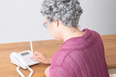 いまだに“月額3000円”の「固定電話」を使う実家の母。スマホもあるのに「使い慣れてるから」と言いますが、お金がもったいないですよね？ 使い続けるメリットとは