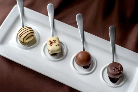 リンツで「チョコの試食がタダ」と思ったら、店員さんに「お召し上がりは店内で」「購入はこの袋へ」と誘導されビックリ！ 無料で“食べるだけ”じゃダメですか？ 店頭試食の意図とは