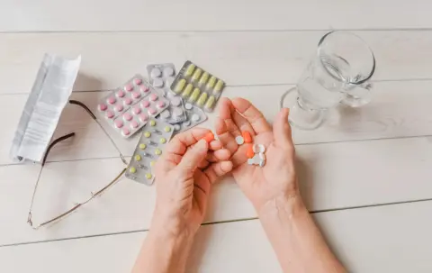 75歳の祖父は「年金15万円」ですが、医療費は“2割負担”だそうです。普通は1割負担のはずですが、それだけ「収入が多い」ということですか？ 高齢者の“医療費負担”の仕組みとは