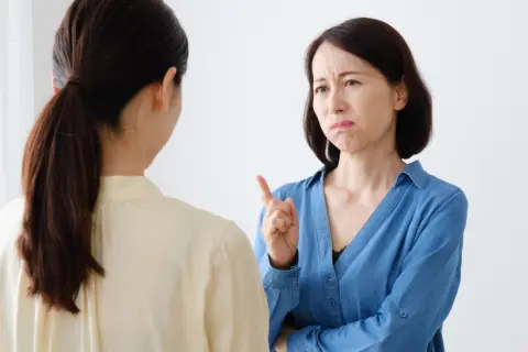 母に「この恩知らず！」と罵られ衝撃…兄は“実家の建て替え費用”を「500万円」出したそうですが、私は“30代・手取り21万円”で奨学金の返済中。援助できないのは“親不孝”ですか？