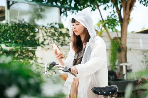 傘差し運転が違反になるのは理解していますが、レインコート着用も視界不良などで罰金の対象になるのでしょうか？